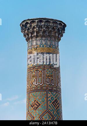 Colonna di Sher-Dor Madrasah, Registan square, Samarcanda, Uzbekistan Foto Stock