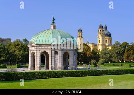 Tempio di Diana in Hofgarten e Chiesa Teatini, Città Vecchia, Monaco di Baviera, Baviera, Baviera, Germania Foto Stock