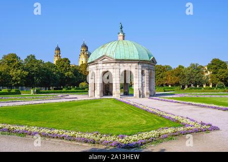 Tempio di Diana in Hofgarten e Chiesa Teatini, Città Vecchia, Monaco di Baviera, Baviera, Baviera, Germania Foto Stock