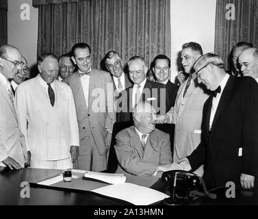 Il presidente Eisenhower dopo una bolletta firma, Giugno 21, 1955. Foto Stock