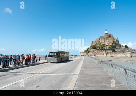 Le Mont Saint Michel, Manche / Francia - 18 agosto 2019: il trasporto con autobus per i turisti che visitano il famoso Mont Saint Michel in Francia Foto Stock