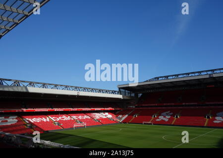 Anfield vuota su un giorno d'estate. Il Liverpool Football Club Foto Stock