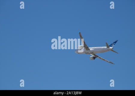 Istanbul, Turchia - Settembre-18,2019: riprese di MC21-300 aerei passeggeri nell'aria. Fondo. Teknofest air show. Foto Stock