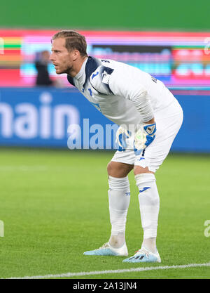 Wolfsburg, Germania. 23 Sep, 2019. Calcio: Bundesliga, Giornata 5: VfL Wolfsburg - 1899 Hoffenheim in Volkswagen Arena. Hoffenheim il portiere Oliver Baumann è sull'erba. Credito: Peter Steffen/dpa - NOTA IMPORTANTE: In conformità con i requisiti del DFL Deutsche Fußball Liga o la DFB Deutscher Fußball-Bund, è vietato utilizzare o hanno utilizzato fotografie scattate allo stadio e/o la partita in forma di sequenza di immagini e/o video-come sequenze di foto./dpa/Alamy Live News Foto Stock