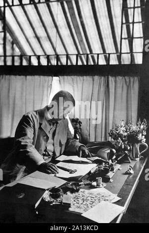 Presidente Theodore Roosevelt lavorando su un desk presso la sua casa di campagna, Sagamore Hill, 1905. Foto Stock