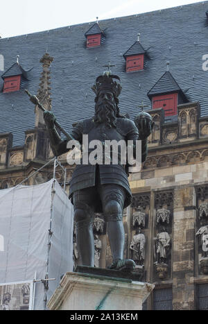 Karlsbrunnen (significato Fontana Carlo Magno) inaugurato nel 1620 di fronte al Rathaus (municipio) ad Aquisgrana in Germania Foto Stock
