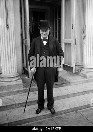 Winston Churchill dopo aver chiamato il presidente Herbert Hoover alla Casa Bianca. Foto Stock