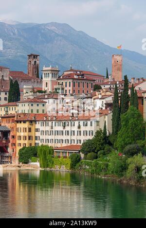 Vista sul villaggio di Bassano del Grappa, famosa per il suo ponte Foto Stock