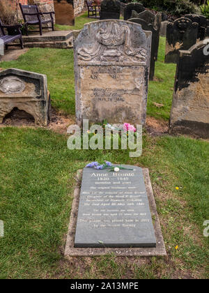 Pietra tombale e iscrizione la placca di Anne Bronte, scrittore e poeta, Chiesa di Santa Maria, Scarborough Foto Stock