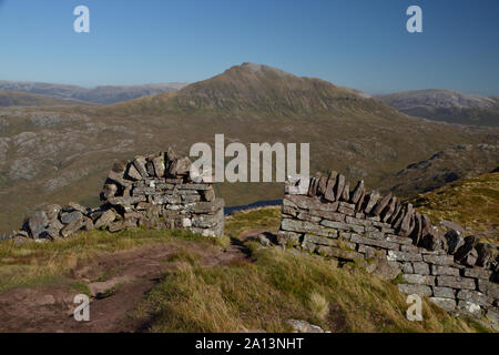 L'apertura nella parete di pazzi a Bealach Mor sul crinale di Suilven, nelle Highlands scozzesi, Gran Bretagna Foto Stock