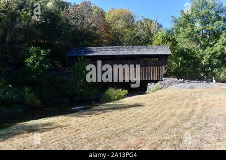 Ponte coperto oner Indian Creek in unione W Va. USA Foto Stock