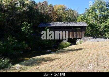 Ponte coperto oner Indian Creek in unione W Va. USA Foto Stock