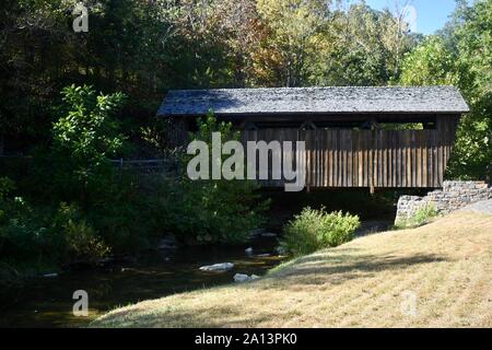 Ponte coperto oner Indian Creek in unione W Va. USA Foto Stock