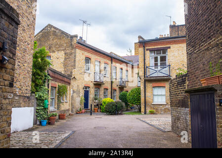 Mews esclusivo con mattoni rossi case residenziali a Londra Foto Stock