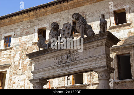 Dettaglio di un ncient ben situato nella piazza principale di Montepulciano, famosa città toscana in Italia Foto Stock