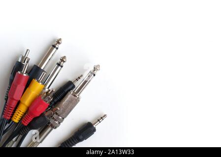 Cavi Audio e connettori su sfondo bianco. Studio di registrazione, industria musicale, apparecchiature audio concetto. Foto Stock