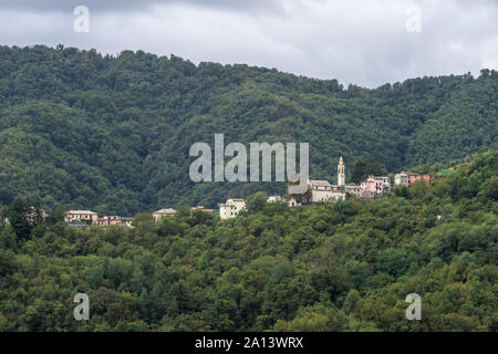 Il villaggio di Piandeipreti entro la gamma della montagna di Appennino circondato da verde abbondante fitta foresta, Liguria, Italia Foto Stock