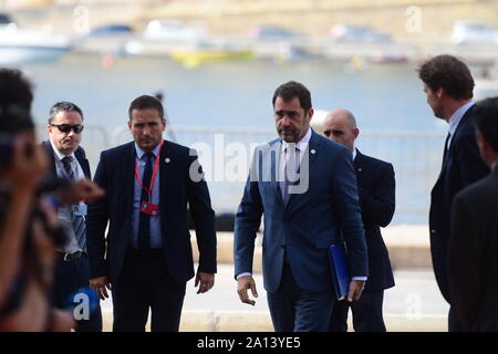 (190923) -- BIRGU (Malta), Sett. 23, 2019 (Xinhua) -- Ministero degli interni francese Christophe Castaner (C) arriva per una migrazione incontro di Birgu, Malta, il 7 settembre 23, 2019. Germania, Francia, Italia e Malta hanno concordato su come gestire congiuntamente i migranti che arrivano nel Mediterraneo. La migrazione di un incontro tra i quattro membri della UE si è svolto a Malta il lunedì. (Foto di Jonathan Borg/Xinhua) Foto Stock