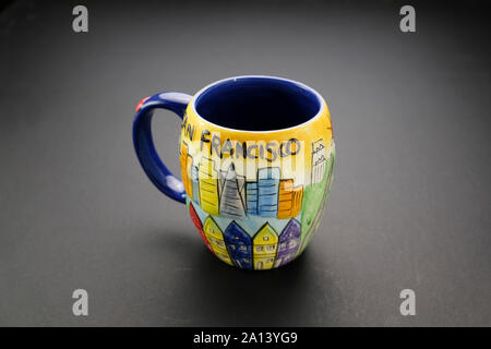 Tazza da caffè dai colori vivaci con scritta San Francisco e finiture blu su sfondo scuro Foto Stock