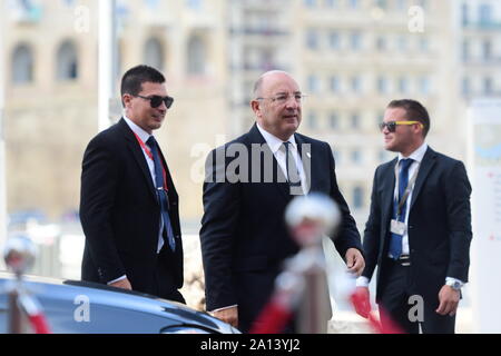 (190923) -- BIRGU (Malta), Sett. 23, 2019 (Xinhua) -- Il Maltese Ministro degli affari interni e della sicurezza nazionale Michael Farrugia (C) arriva per una migrazione incontro di Birgu, Malta, il 7 settembre 23, 2019. Germania, Francia, Italia e Malta hanno concordato su come gestire congiuntamente i migranti che arrivano nel Mediterraneo. La migrazione di un incontro tra i quattro membri della UE si è svolto a Malta il lunedì. (Foto di Jonathan Borg/Xinhua) Foto Stock