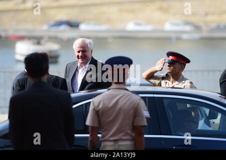 (190923) -- BIRGU (Malta), Sett. 23, 2019 (Xinhua) -- Ministero degli interni tedesco Horst Seehofer arriva per una migrazione incontro di Birgu, Malta, il 7 settembre 23, 2019. Germania, Francia, Italia e Malta hanno concordato su come gestire congiuntamente i migranti che arrivano nel Mediterraneo. La migrazione di un incontro tra i quattro membri della UE si è svolto a Malta il lunedì. (Foto di Jonathan Borg/Xinhua) Foto Stock