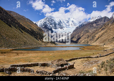 Laguna Jahuacocha e Yerupajá vista sulla Cordillera Huayhuash circuito, Ancash, Perù Foto Stock