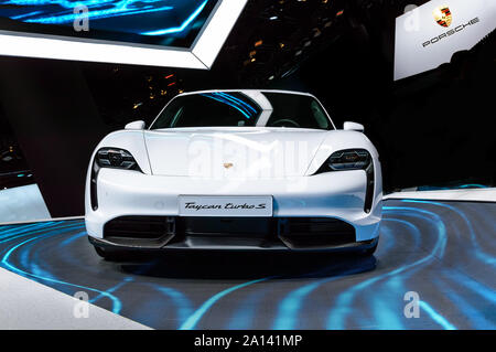 Francoforte - Sep 15, 2019: Bianco Taycan Porsche turbo S è il primo totalmente elettrico auto sportiva da Porsche. Supercar di lusso presentati al IAA 2019 Fran Foto Stock