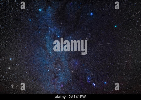 Geminid meteore con stella cometa Wirtanen in alto a destra in Toro. Foto Stock