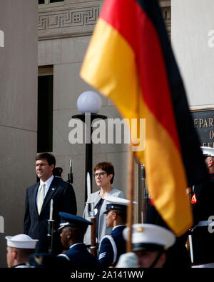 (190923) -- ARLINGTON (USA), Sett. 23, 2019 (Xinhua) -- STATI UNITI Il Segretario della Difesa Mark Esper tedesco accoglie il ministro della Difesa Annegret Kramp-Karrenbauer al Pentagono di Arlington, Virginia, Stati Uniti sul Sett. 23, 2019. (Foto di Ting Shen/Xinhua) Foto Stock