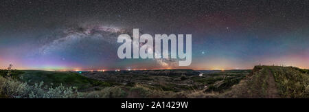 Il panorama a 360 gradi dell'arco della Via Lattea su Red Deer River Valley, Canada. Foto Stock