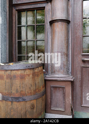 Tradizionale vecchio pub / bar entrata con un marrone whiskey canna, finestra, porta, e stagionato parete in legno. Foto Stock