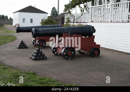 Il potere storico di Fort Vancouver. I cannoni sono pronti, un ricordo del passato militare del forte e dell'eredità del commercio delle pellicce." Foto Stock