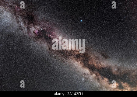 Estate settentrionali Via Lattea attraverso la zona del Triangolo d'estate. Foto Stock