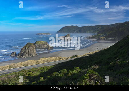 O: Contea di Curry, Centrale della Contea di Curry, sulla costa sud della spiaggia di oro, Ocean Beach. Pile del mare e della spiaggia, visto dal vecchio 101, con noi 101 qui di seguito. [Chiedere Foto Stock