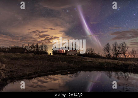 L'insolita STEVE auroral arc nel corso di una casa nel sud Alberta, Canada. Foto Stock