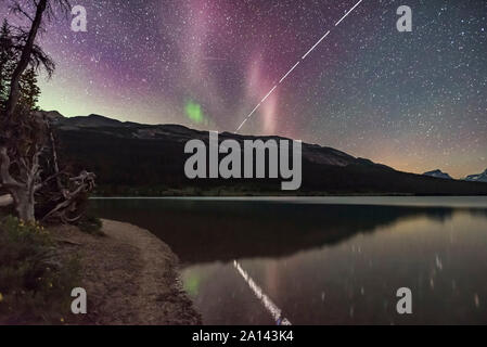 L'insolita STEVE auroral arc su Bow Lake, il Parco Nazionale di Banff, Canada. Foto Stock