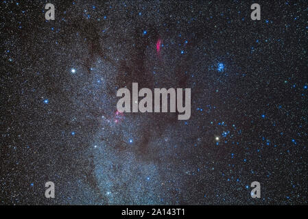 I vicoli bui di polvere interstellare in Toro noto come il Toro nuvole scure. Foto Stock