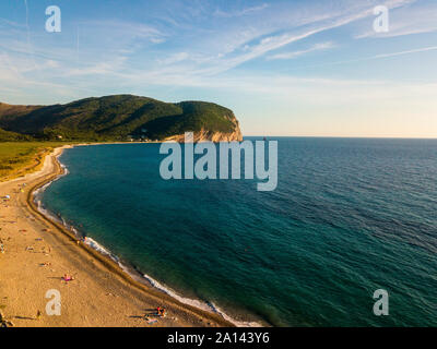 Vista aerea della Spiaggia di Buljarica. Si tratta di una delle più grandi spiagge di costa del Montenegro, vicino a Petrovac nella direzione della barra. Budva comune Foto Stock