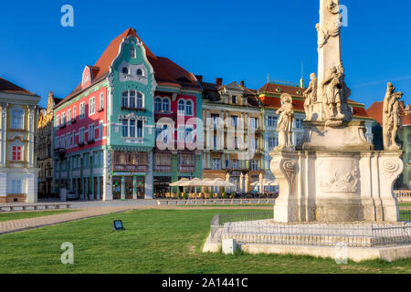 Gli edifici colorati su Union Square. Il centro della città di Timisoara, Romania. Immagine Foto Stock