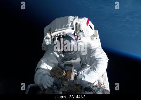 Astronauta nello spazio esterno è ripresa la messa a terra. Gli elementi di questa immagine sono state arredate dalla NASA Foto Stock