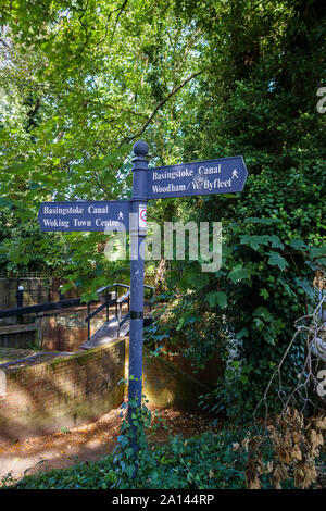 Cartello sul sentiero pubblico alzaia sul Basingstoke Canal in Maybury vicino a Woking con le direzioni che puntano a siti locali di interesse Foto Stock