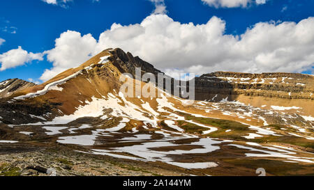 Cirque picco in inizio di estate dalla dolomite Pass, il Parco Nazionale di Banff, Alberta, Canada Foto Stock