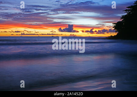 Crepuscolo tramonto a Pelabuhan Ratu Beach, Sukabumi, West Java, Indonesia Foto Stock