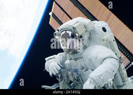 Astronauta in una tuta spaziale alla stazione spaziale. Gli elementi di questa immagine sono state arredate dalla NASA Foto Stock