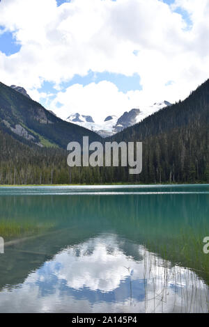 Abbassare Joffre laghi, British Columbia, Canada Foto Stock