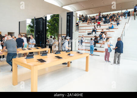 Aventura, in Florida, Stati Uniti d'America - 20 Settembre 2019: Apple store in Aventura Mall al primo giorno di inizio ufficialmente la vendita iPhone 11, iPhone 11 Pro e Foto Stock