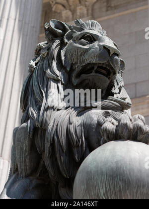 Close-up di scultura in bronzo del leone al parlamento spagnolo (Palacio de las Cortes) in Spagna a Madrid dove il Congresso dei Deputati Spagnolo si incontrano. Foto Stock