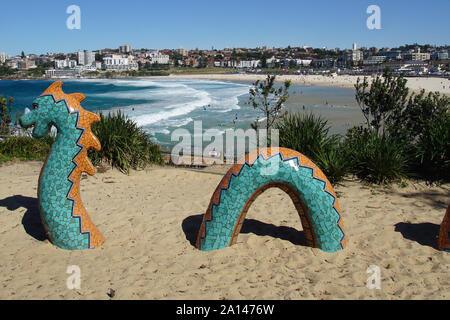 Serpente Marino scultura che si affaccia la spiaggia di Bondi Foto Stock