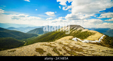 La vista dalla cima di una montagna in primavera - Canadian Rocky Mountains, Pedley Pass, British Columbia, Canada Foto Stock