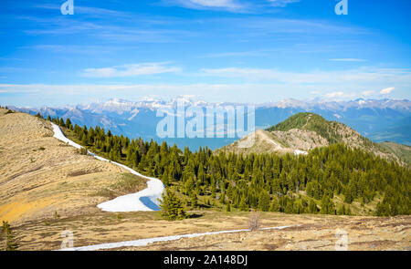 La vista dalla cima di una montagna in primavera - Canadian Rocky Mountains, Pedley Pass, British Columbia, Canada Foto Stock